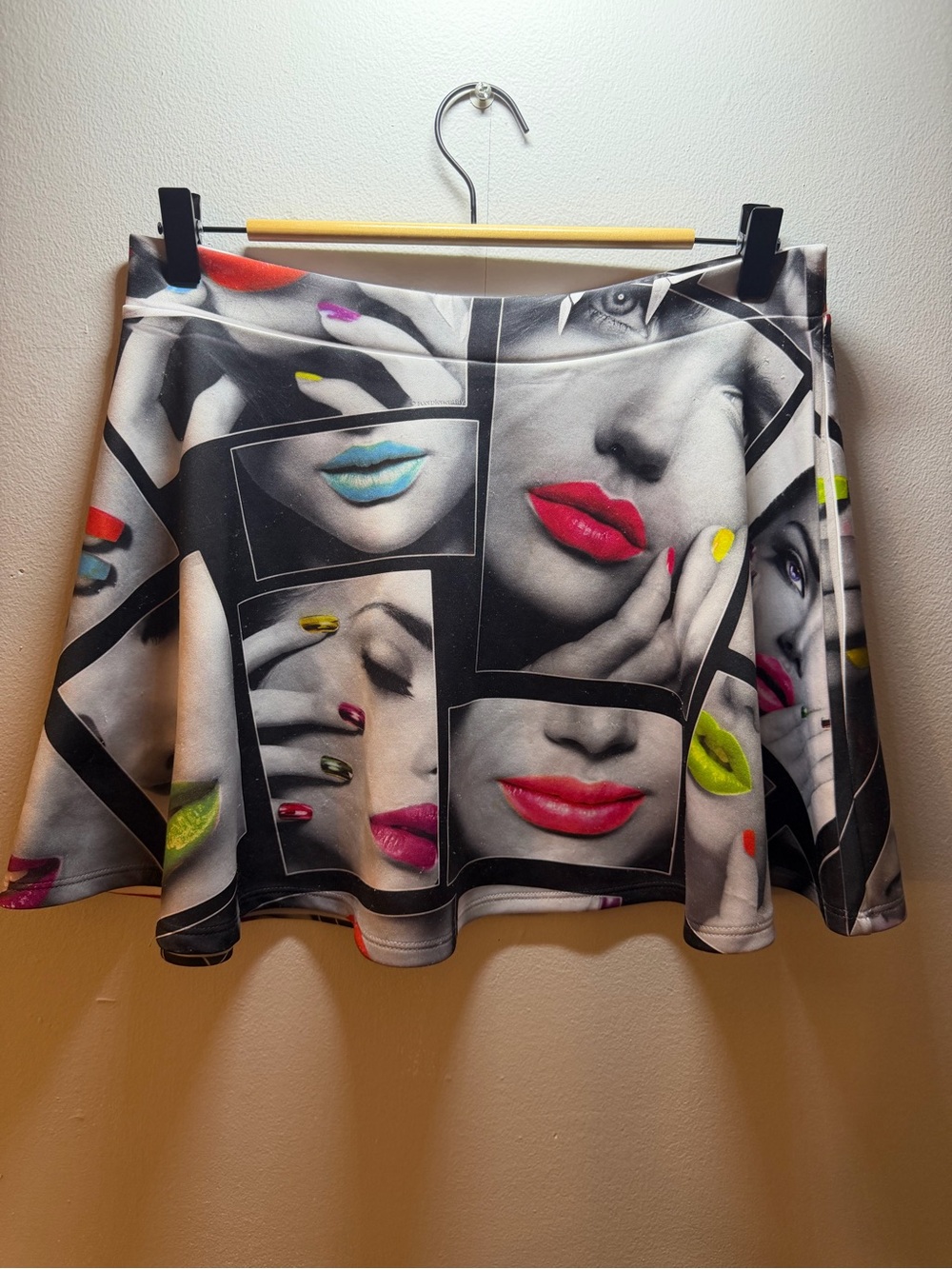 Touch Me Pop Art Face & Lips Print Skater Mini Skirt XL 2010s Style